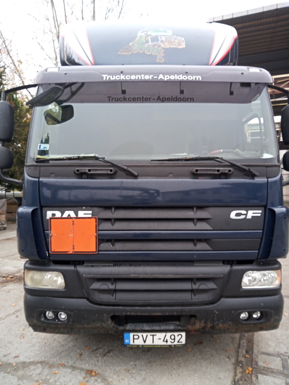 ADR teherautó – elölnézet