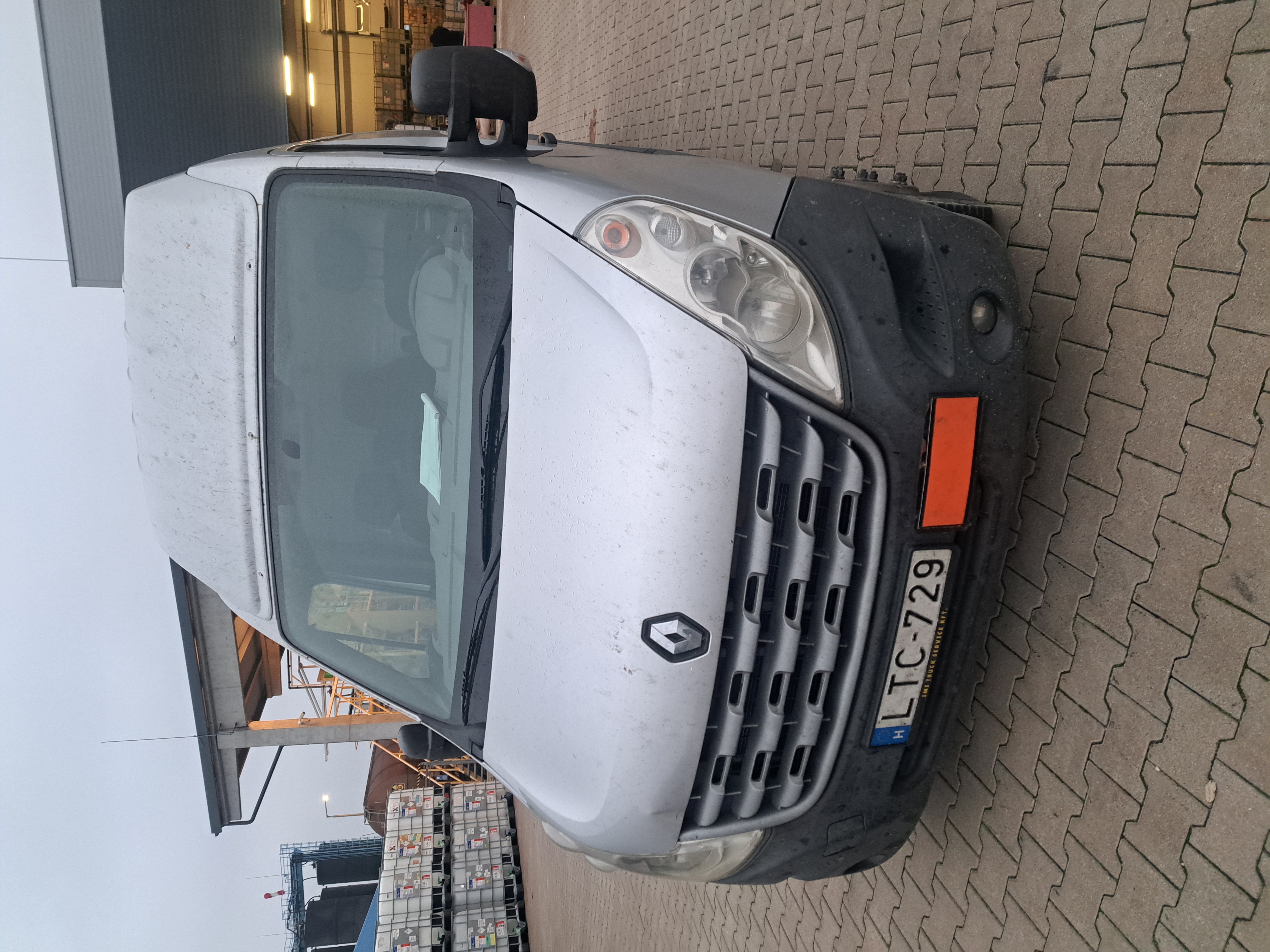 ADR teherautó – elölnézet